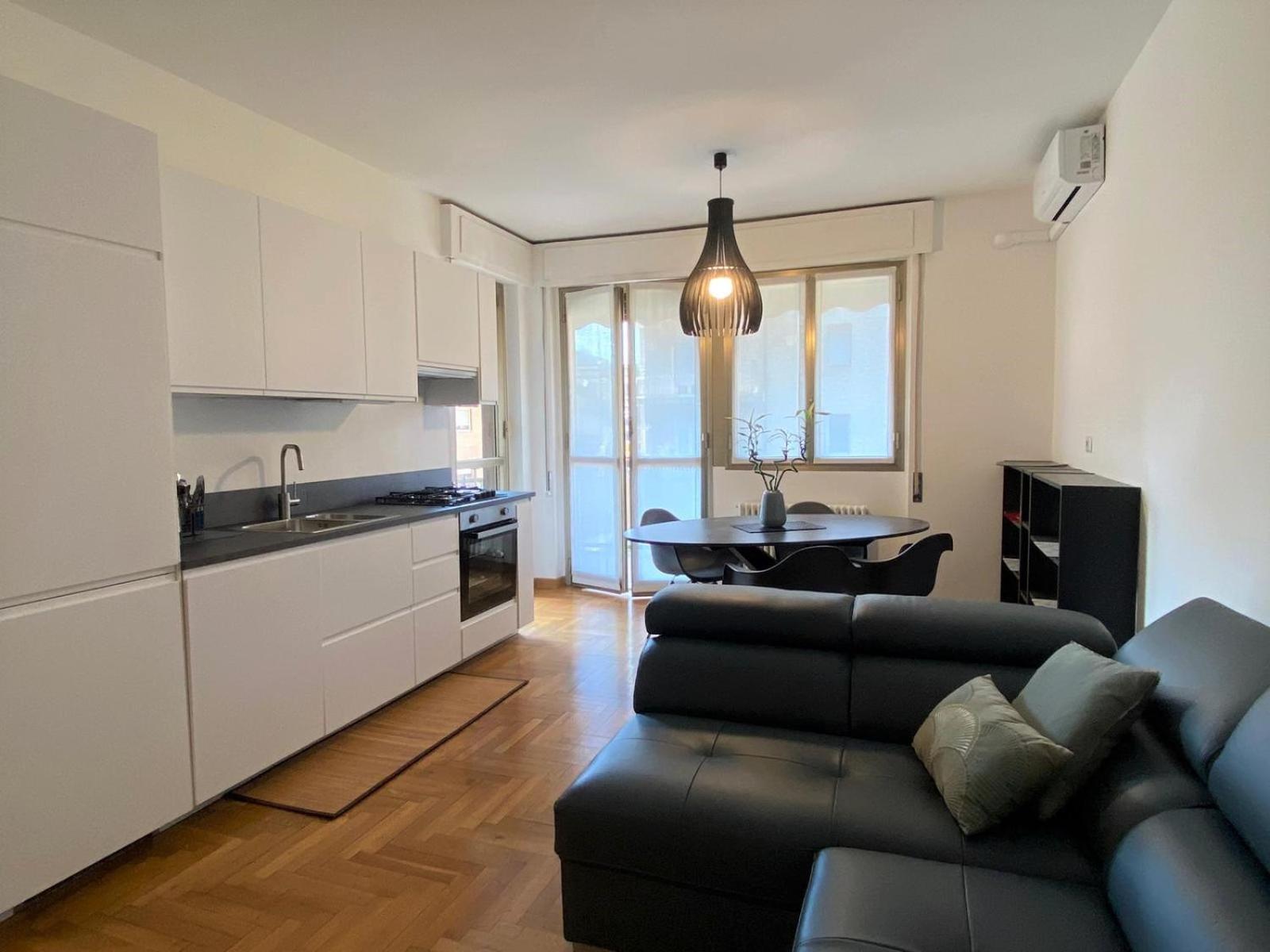 The Little Duck - Modern Apartment With Balcony Como Eksteriør bilde